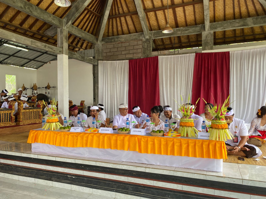 Perbekel Petang Hadiri Undangan Prawartaka Karya Melaspas Gedung Kantor dan Karya Piodalan Padmasana Kantor Desa Pangsan